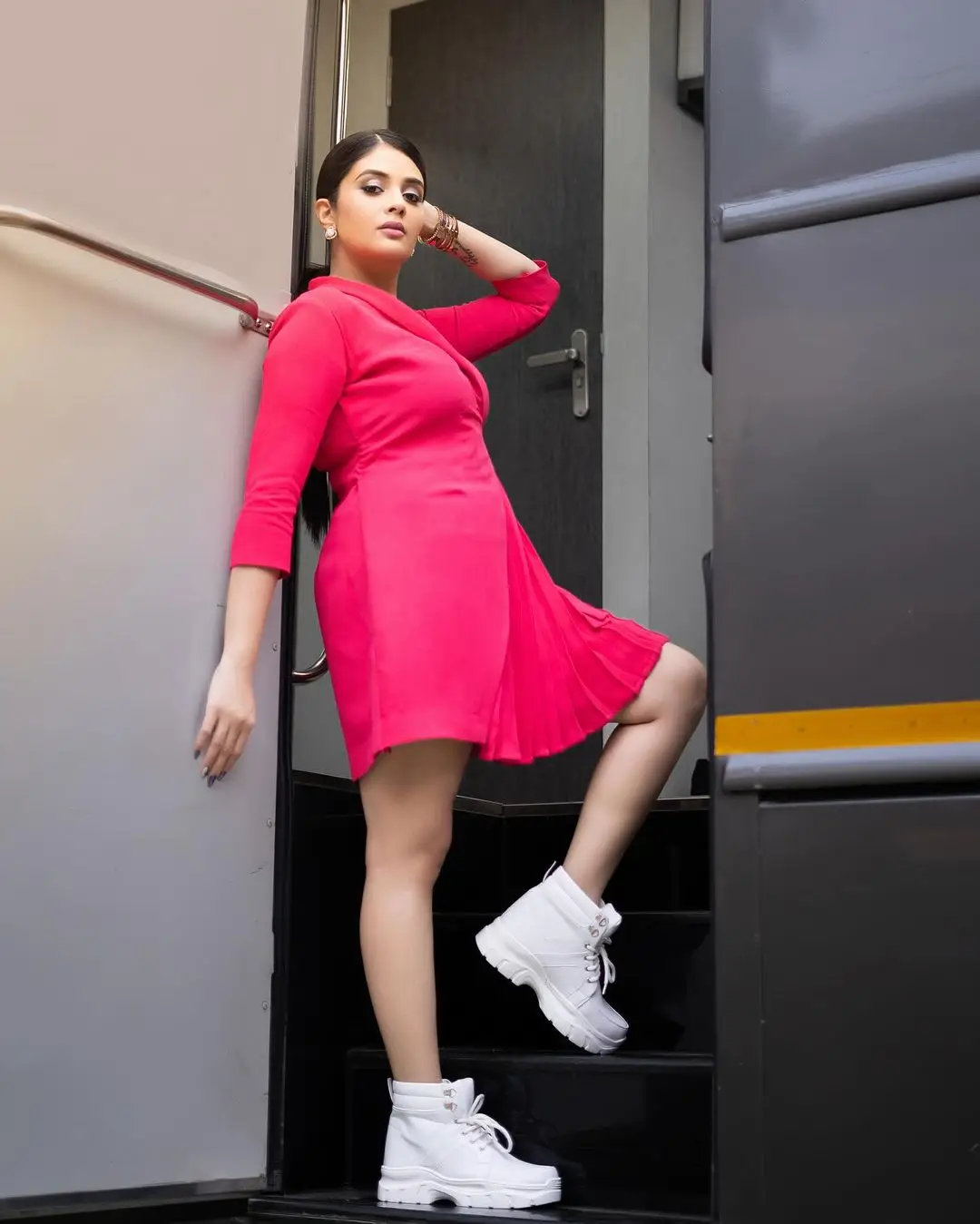 GEMINI TV ANCHOR SREEMUKHI LONG LEGS SHOW IN PINK SKIRT